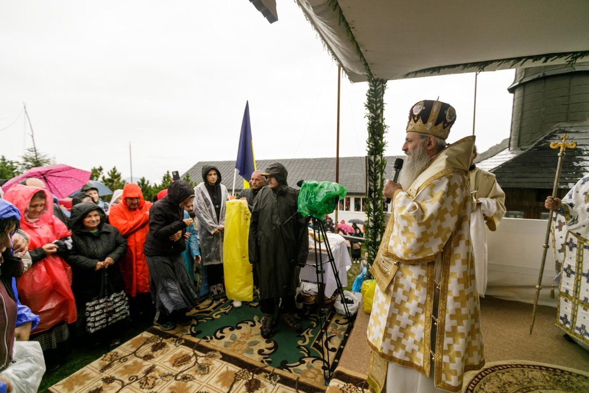 Sute de credincioși uniţi în rugăciune pe Muntele Ceahlău 305142