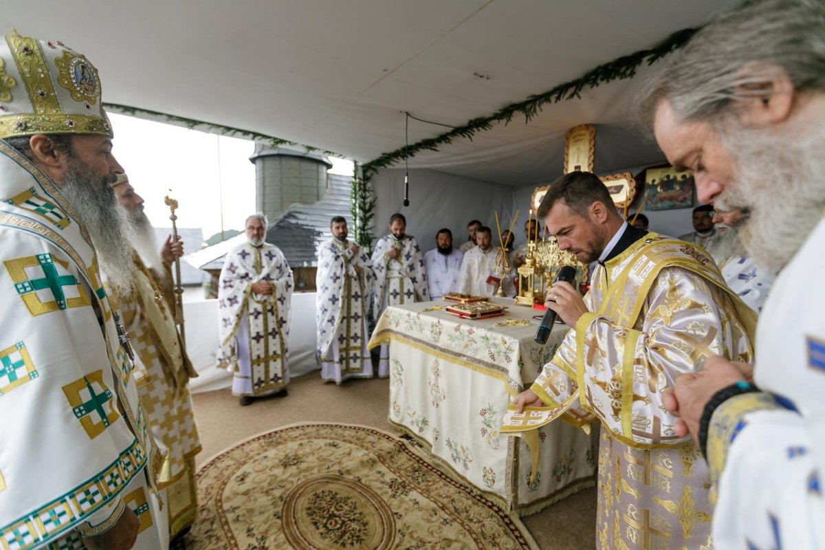 Sute de credincioși uniţi în rugăciune pe Muntele Ceahlău 305143