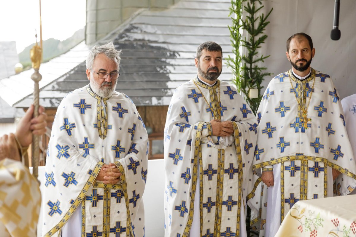 Sute de credincioși uniţi în rugăciune pe Muntele Ceahlău 305144