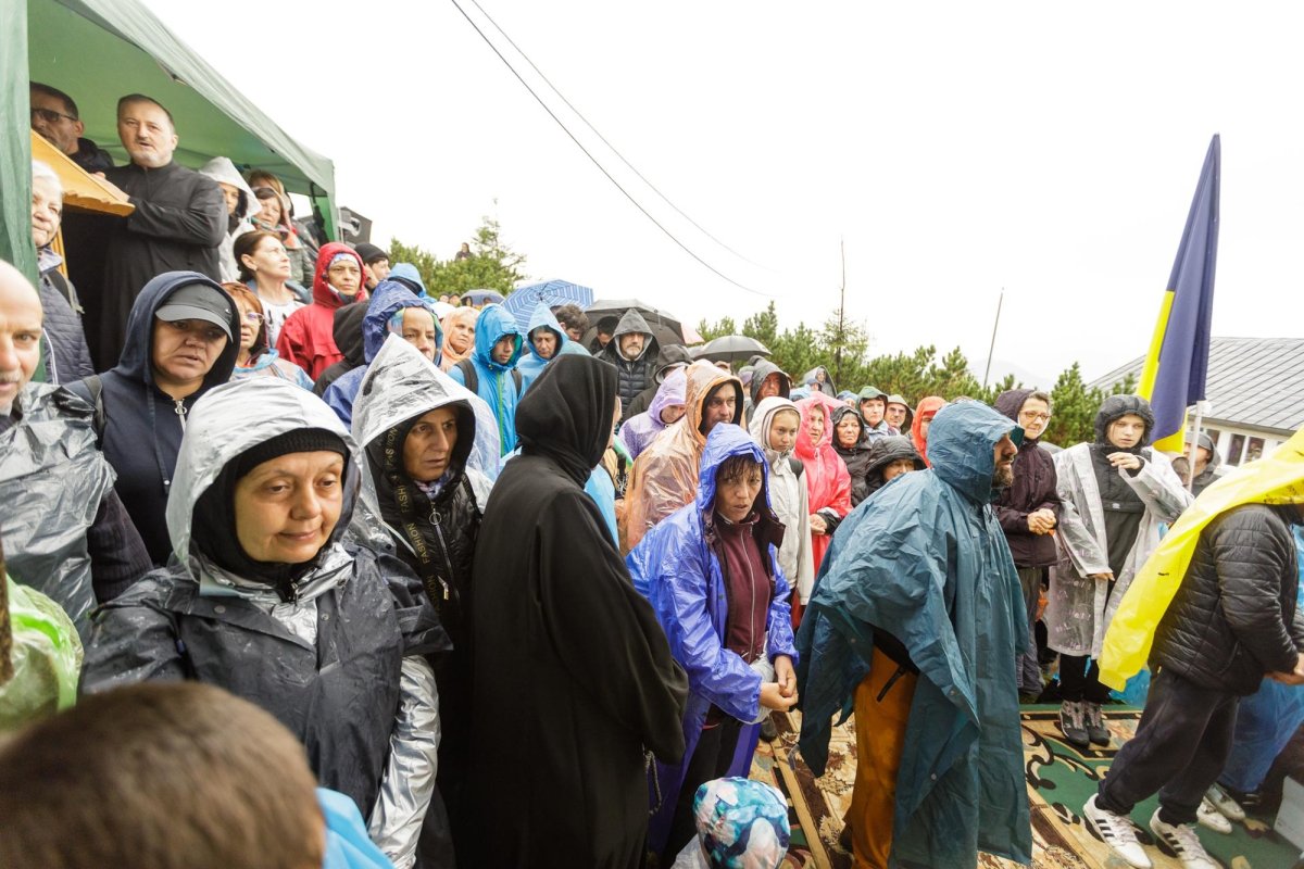 Sute de credincioși uniţi în rugăciune pe Muntele Ceahlău 305145