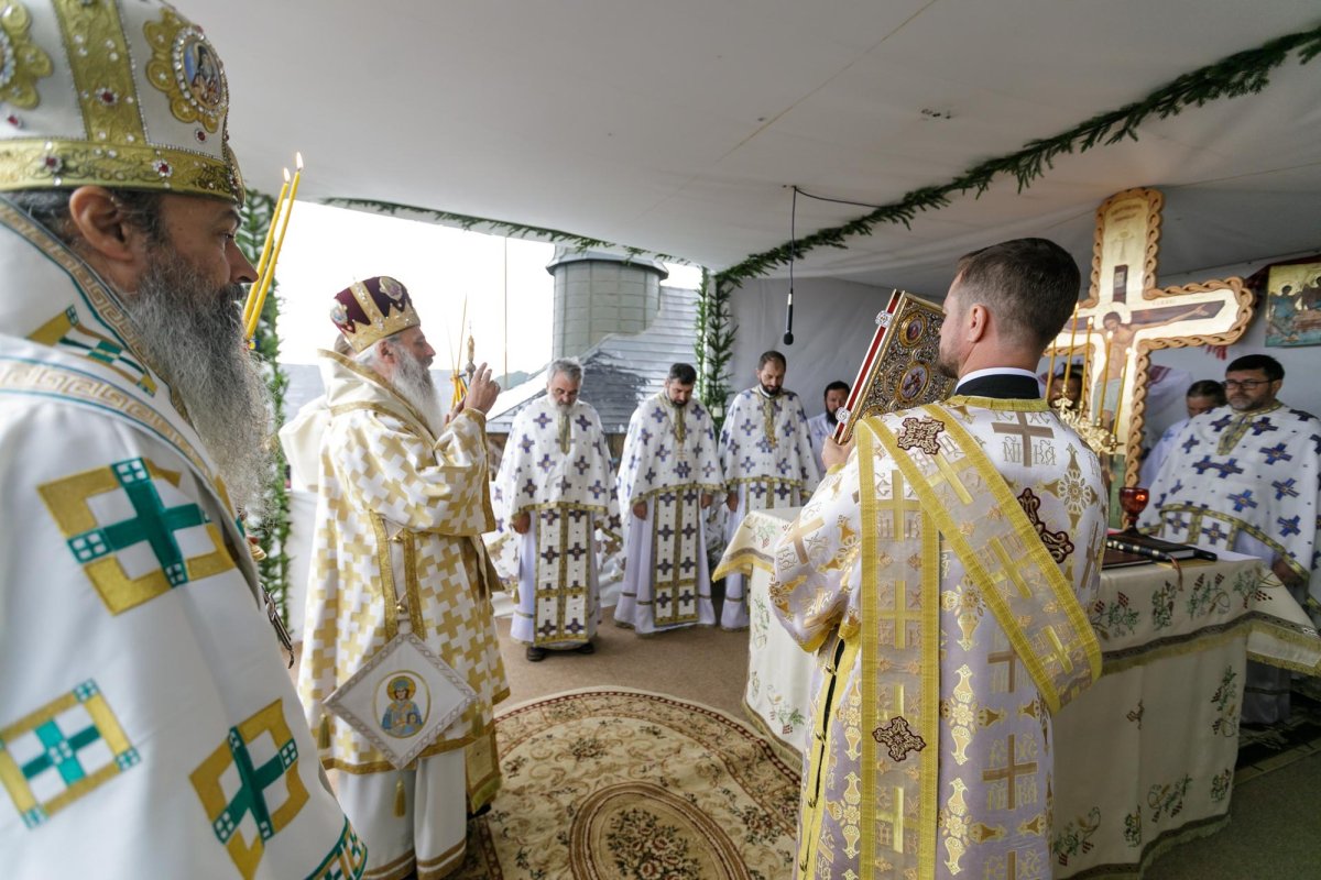 Sute de credincioși uniţi în rugăciune pe Muntele Ceahlău 305146