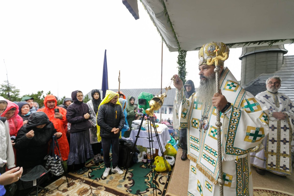 Sute de credincioși uniţi în rugăciune pe Muntele Ceahlău 305148