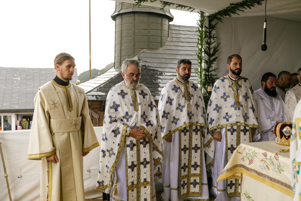 Sute de credincioși uniţi în rugăciune pe Muntele Ceahlău 305149