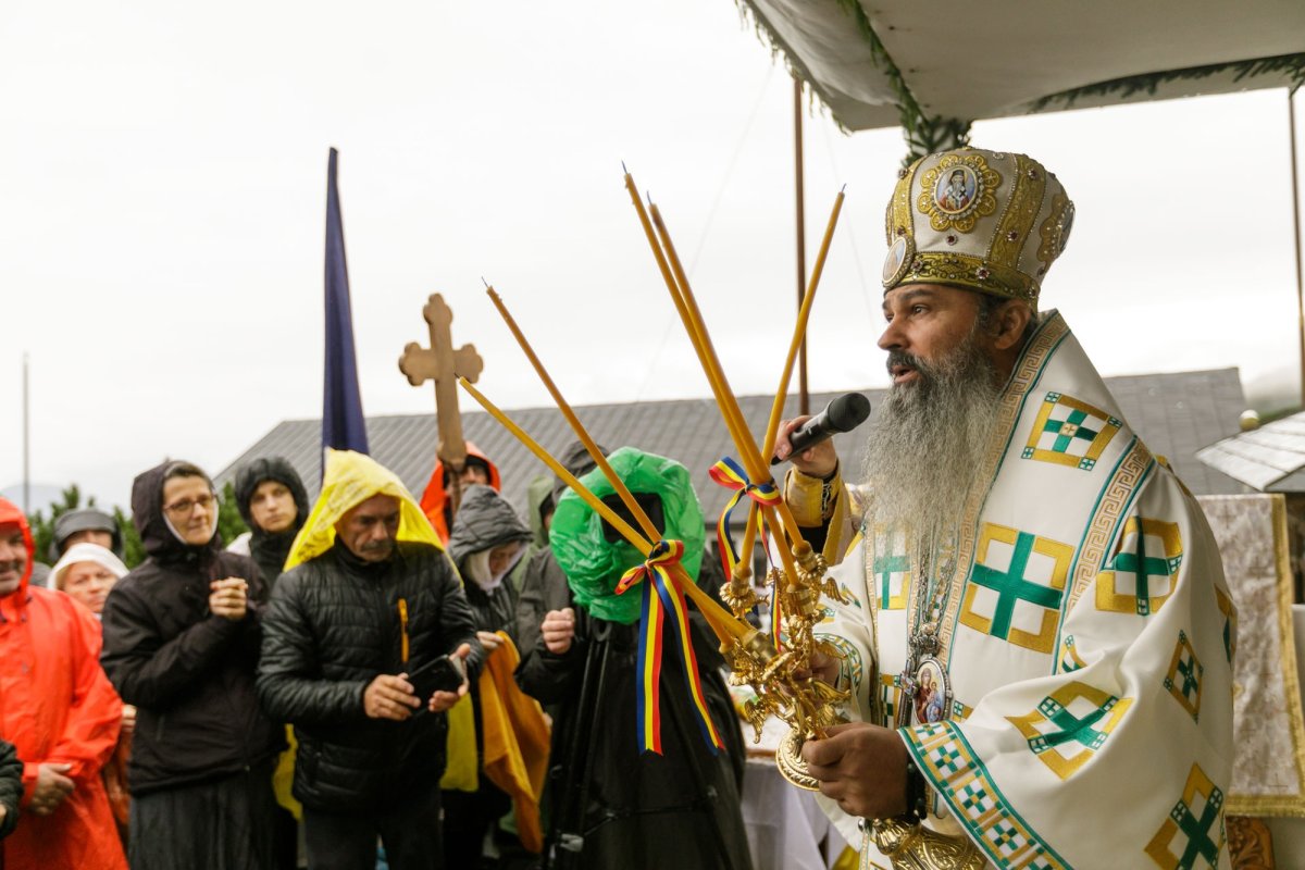 Sute de credincioși uniţi în rugăciune pe Muntele Ceahlău 305150