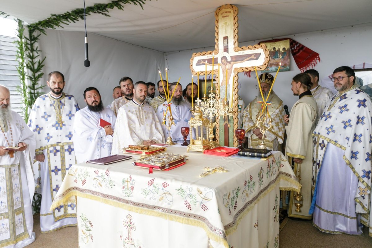 Sute de credincioși uniţi în rugăciune pe Muntele Ceahlău 305151