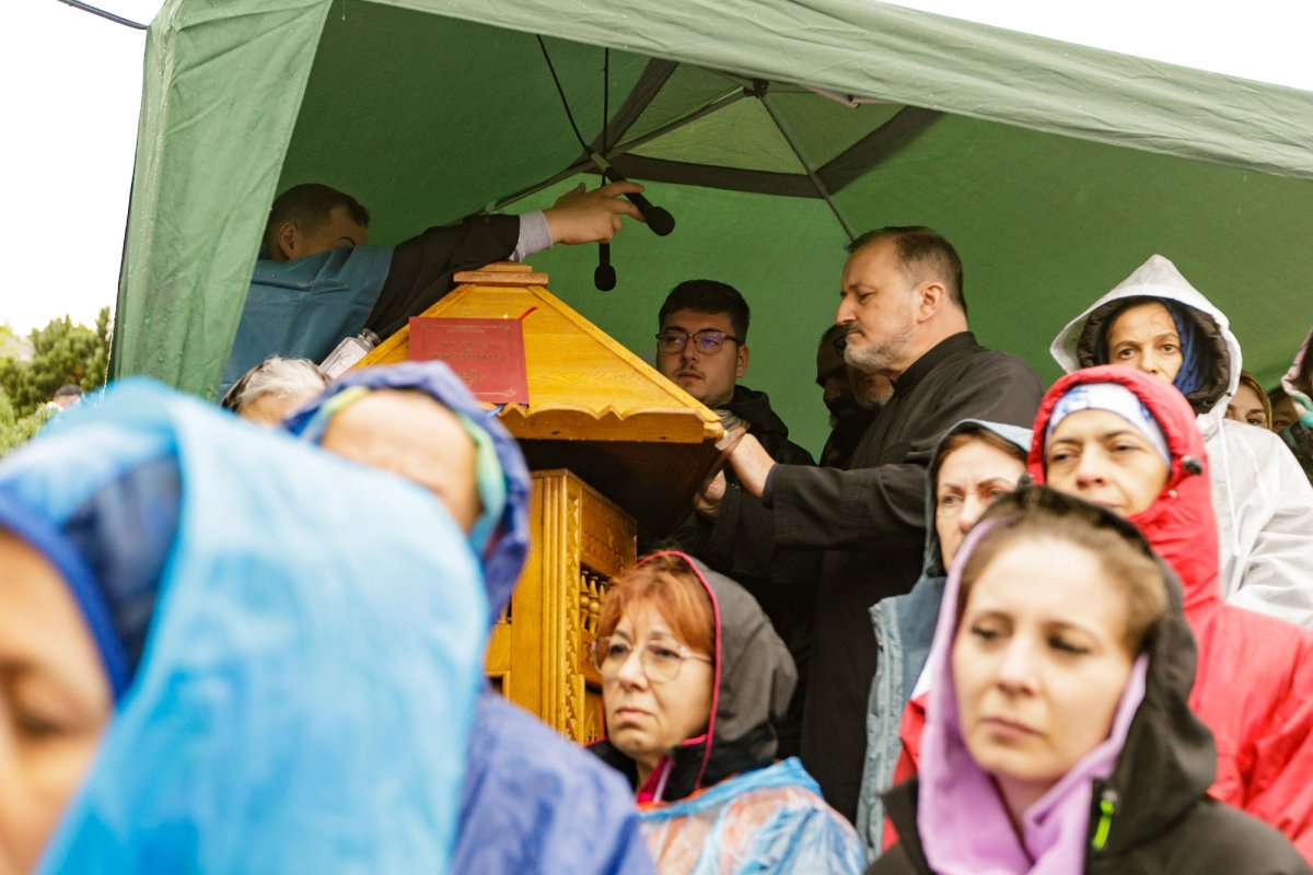 Sute de credincioși uniţi în rugăciune pe Muntele Ceahlău 305152