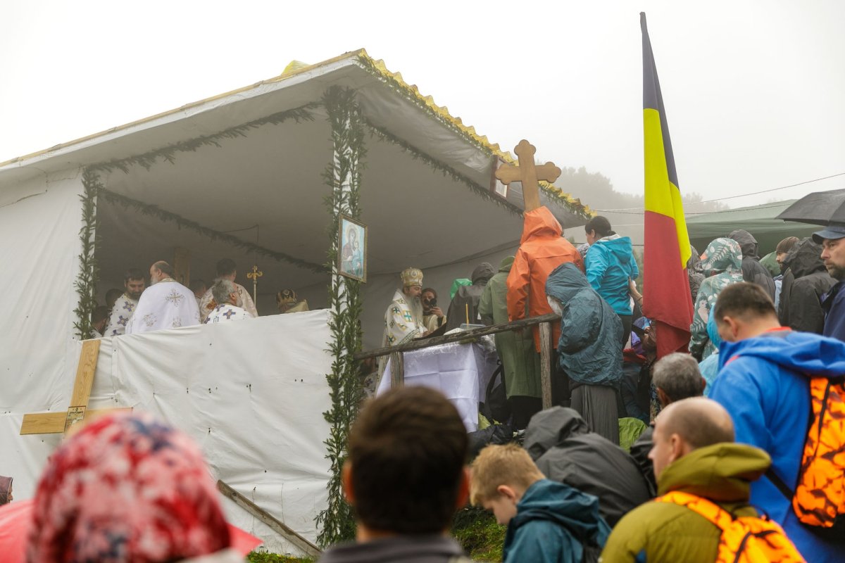 Sute de credincioși uniţi în rugăciune pe Muntele Ceahlău 305157