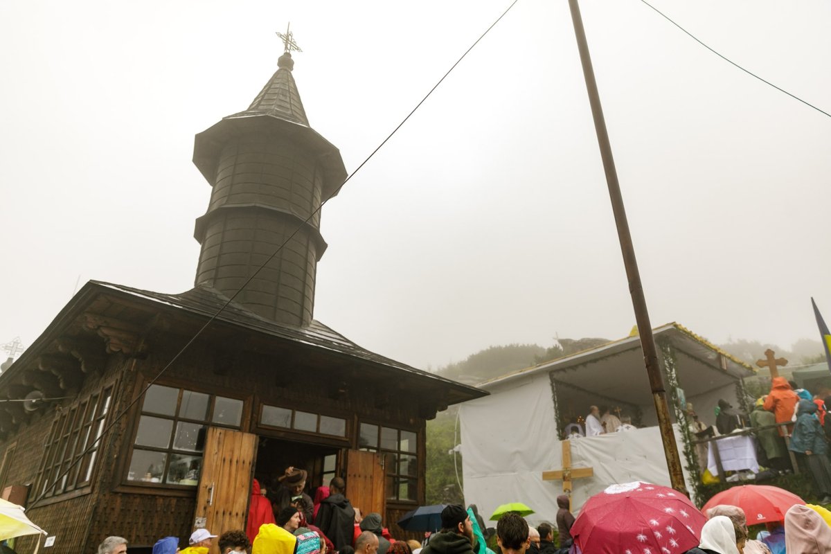 Sute de credincioși uniţi în rugăciune pe Muntele Ceahlău 305158