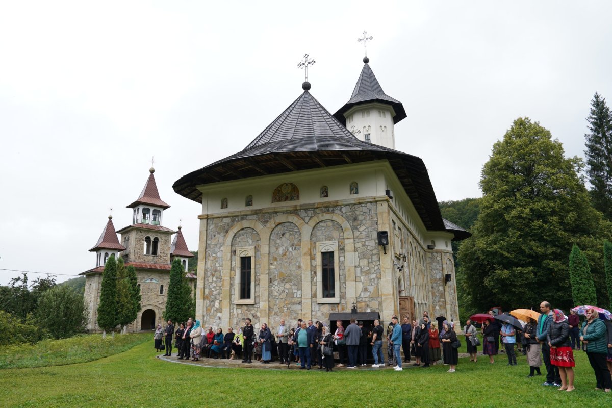 Înaltpreasfințitul Părinte Mitropolit Serafim prezent la hramul Schitului Icoana Nouă 305192