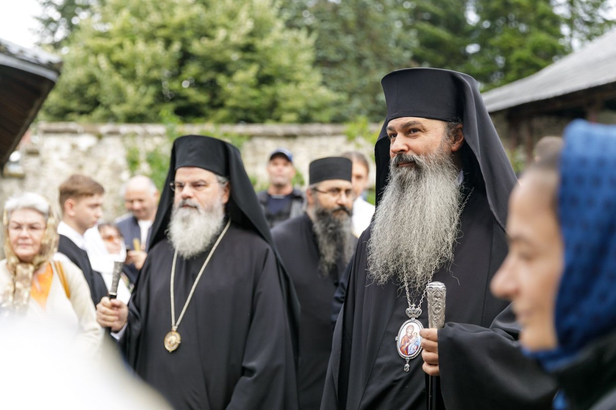 Sobor de ierarhi la hramul Mănăstirii Sihăstria 305275