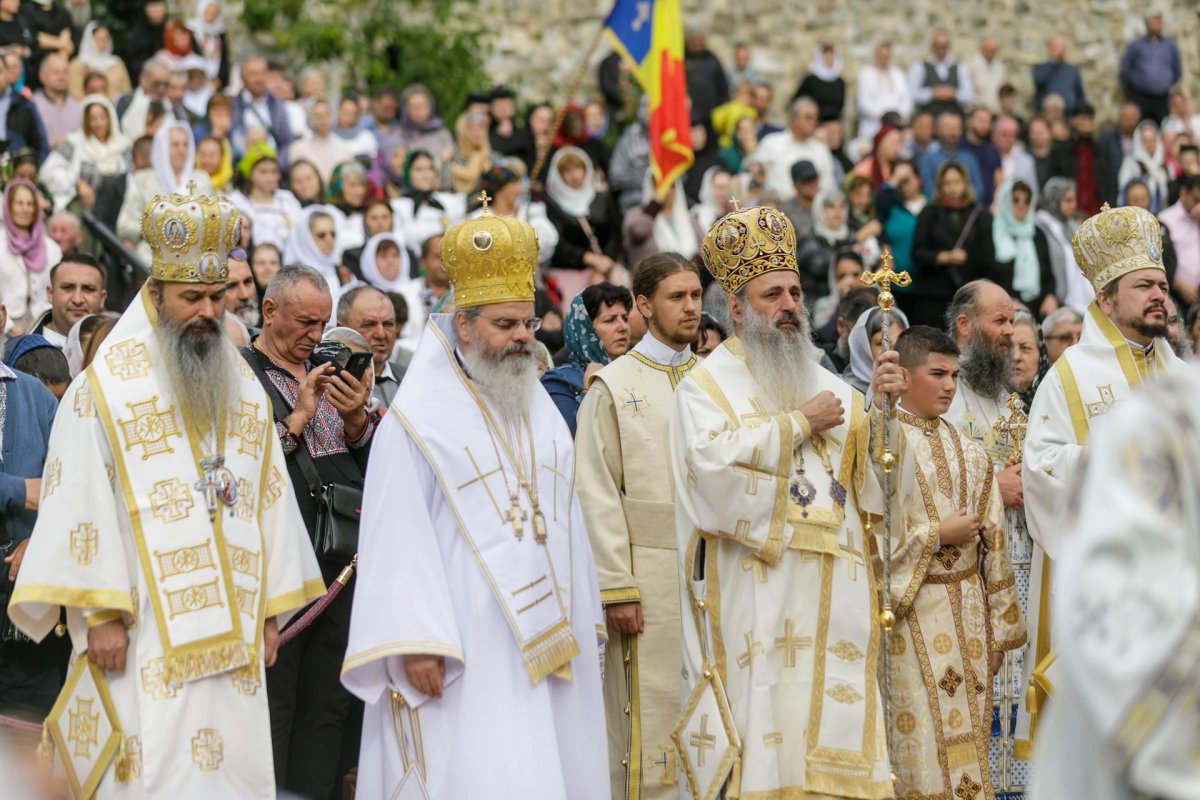 Sobor de ierarhi la hramul Mănăstirii Sihăstria 305286