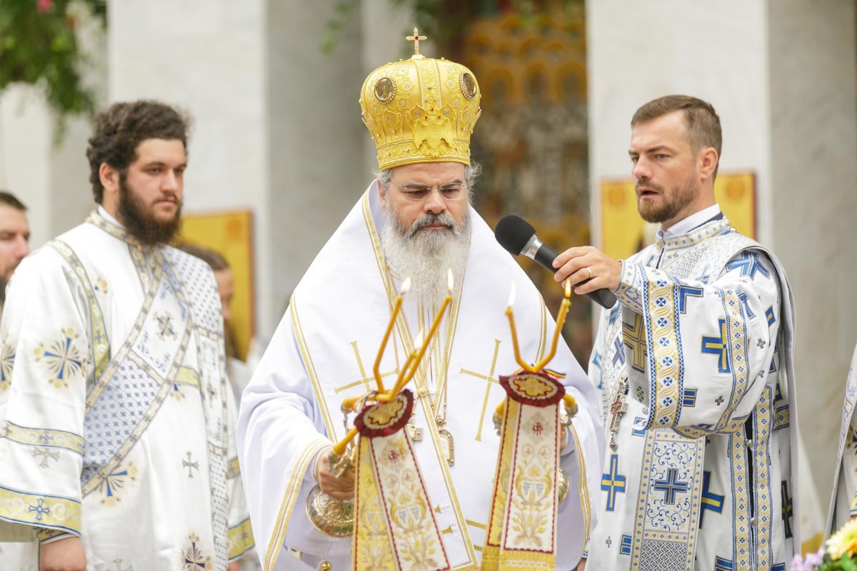 Sobor de ierarhi la hramul Mănăstirii Sihăstria 305308