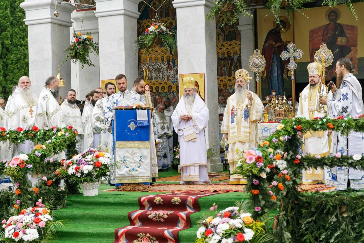 Sobor de ierarhi la hramul Mănăstirii Sihăstria 305311