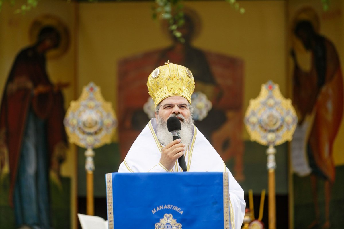 Sobor de ierarhi la hramul Mănăstirii Sihăstria 305315