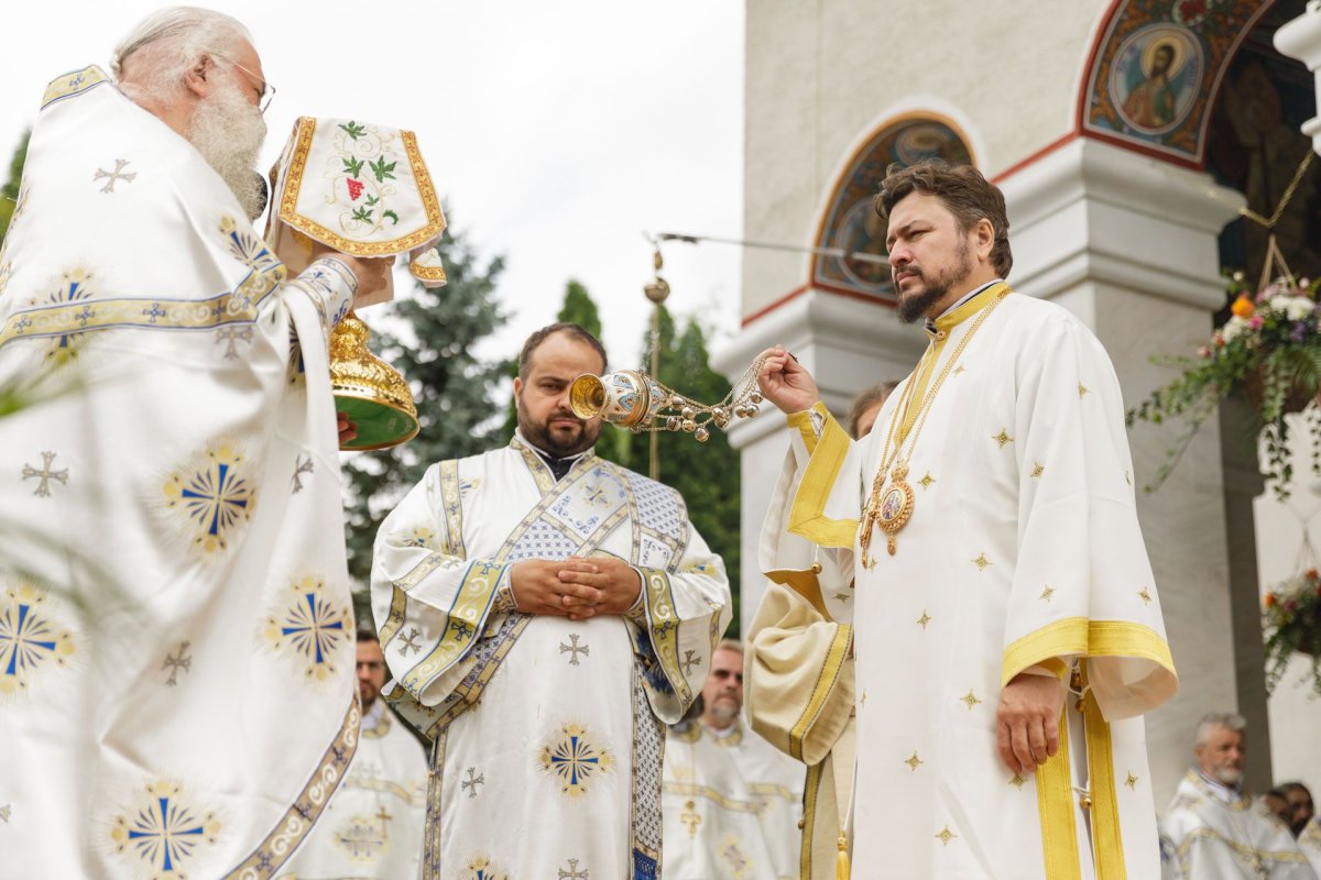 Sobor de ierarhi la hramul Mănăstirii Sihăstria 305325