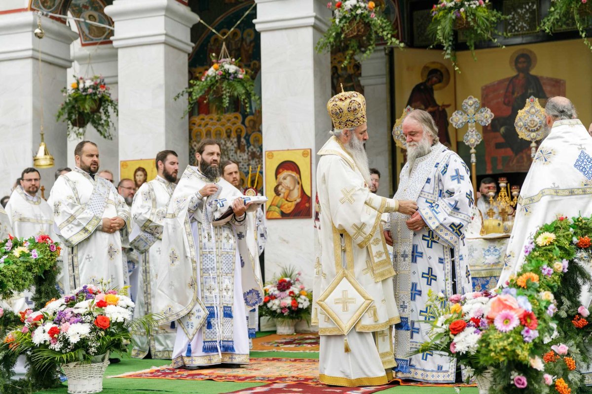 Sobor de ierarhi la hramul Mănăstirii Sihăstria 305330