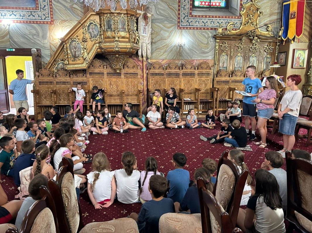 Școala de vară în tinda bisericii, la parohia orădeană Velența I 305440