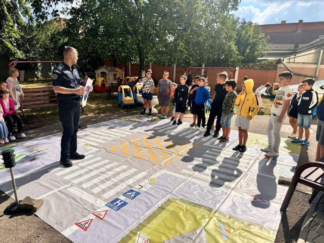 Școala de vară în tinda bisericii, la parohia orădeană Velența I 305441