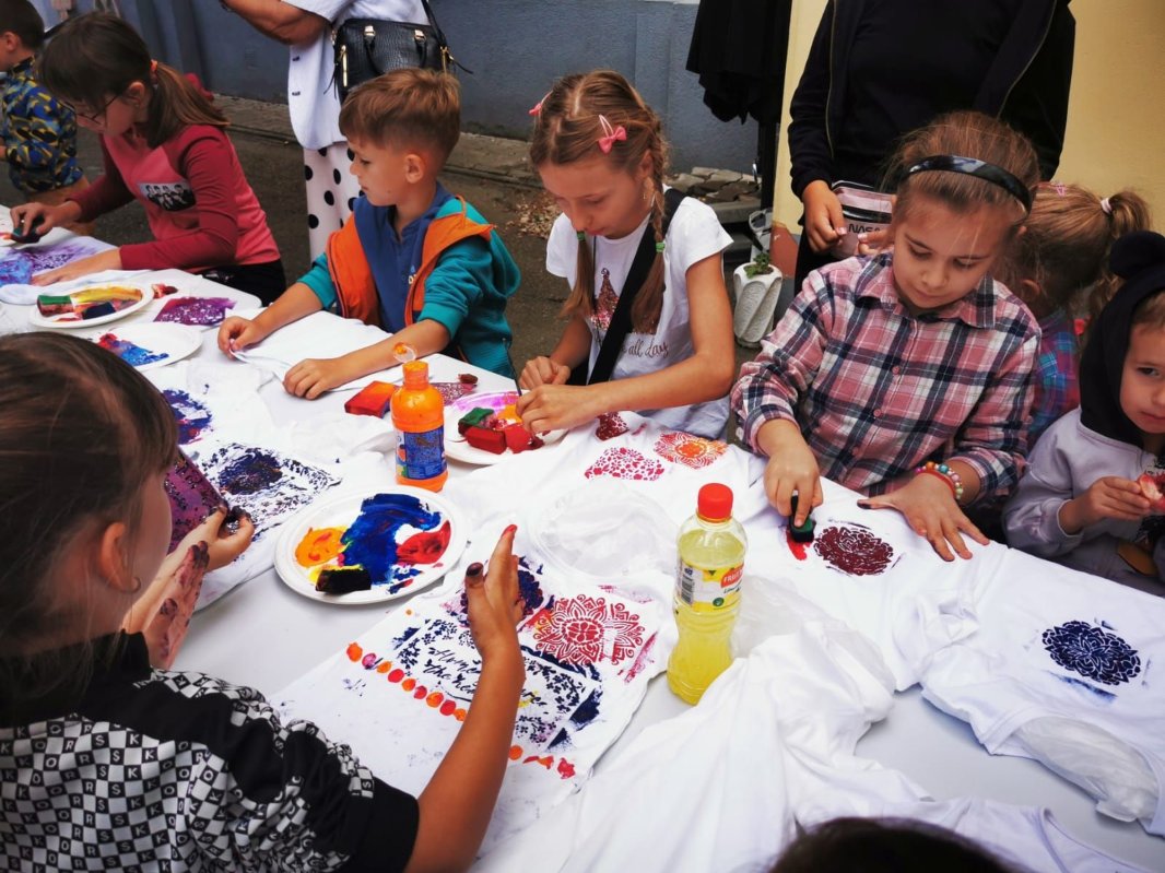 Școala de vară în tinda bisericii, la parohia orădeană Velența I 305442