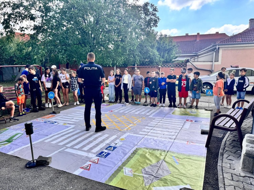 Școala de vară în tinda bisericii, la parohia orădeană Velența I 305443