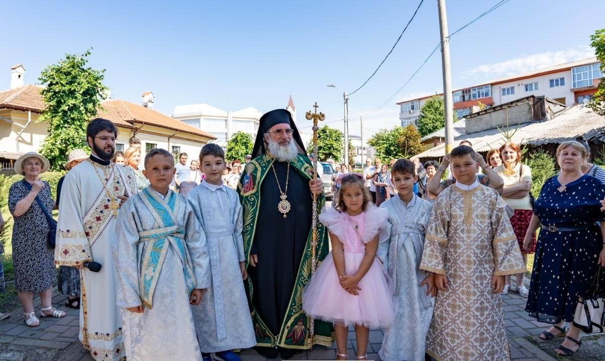 Prezență arhierească la Zilele Parohiei Precista din Bacău 305613