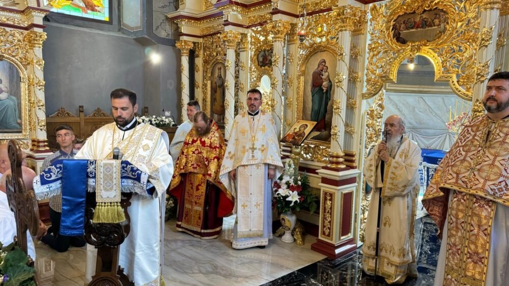 Sfințirea bisericii din localitatea arădeană Șiclău 305659