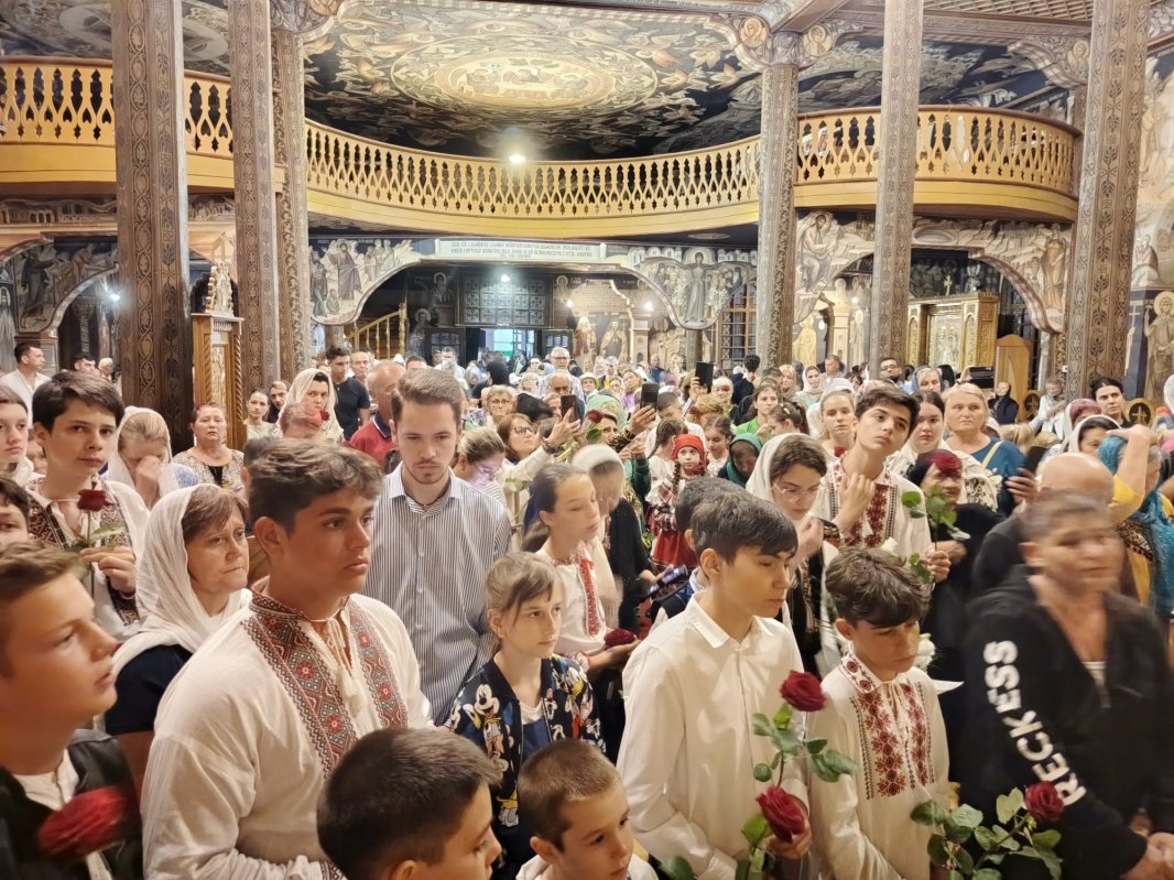 Bucuria celor necăjiți, continuu aproape de cei neapropiați 305760