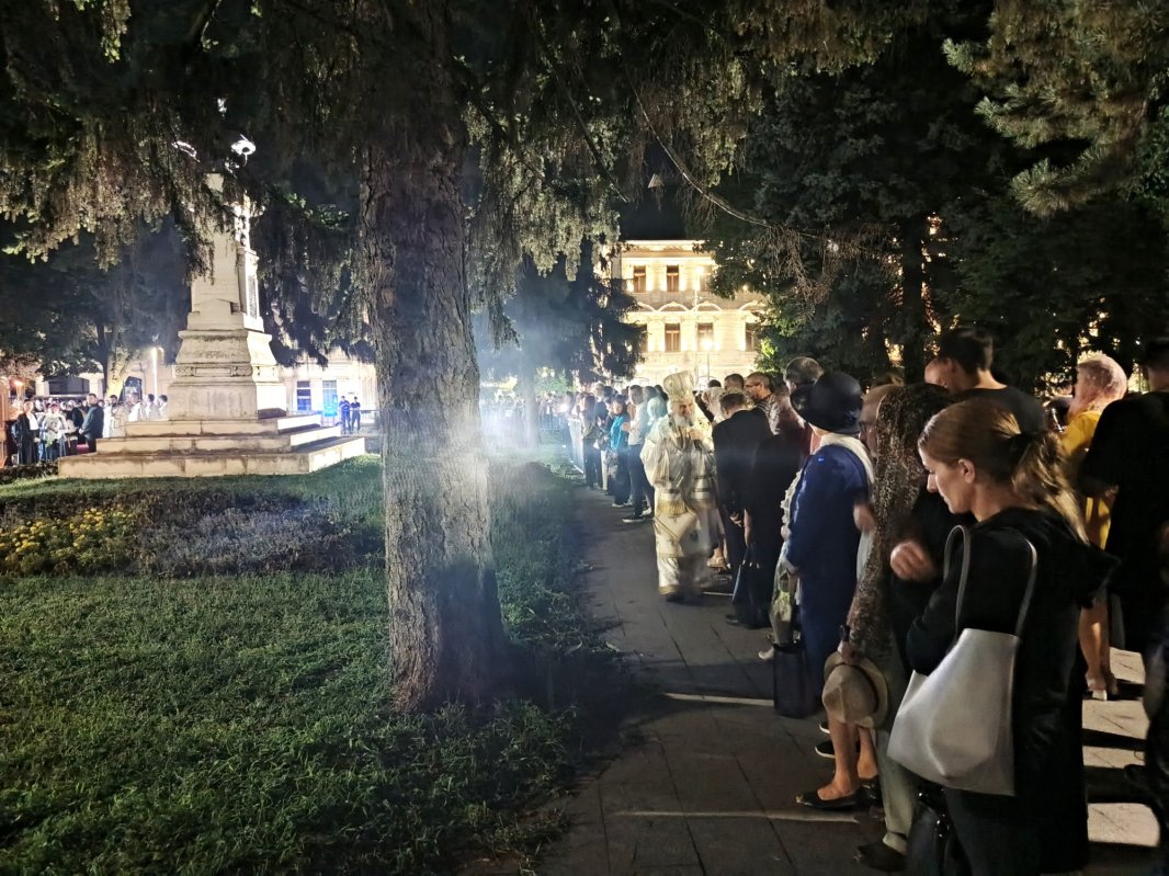 Bucuria celor necăjiți, continuu aproape de cei neapropiați 305761