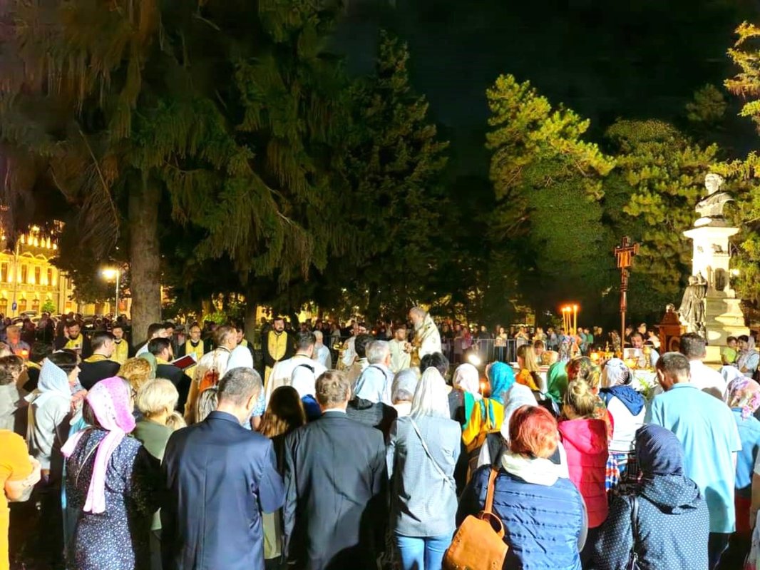 Bucuria celor necăjiți, continuu aproape de cei neapropiați 305763