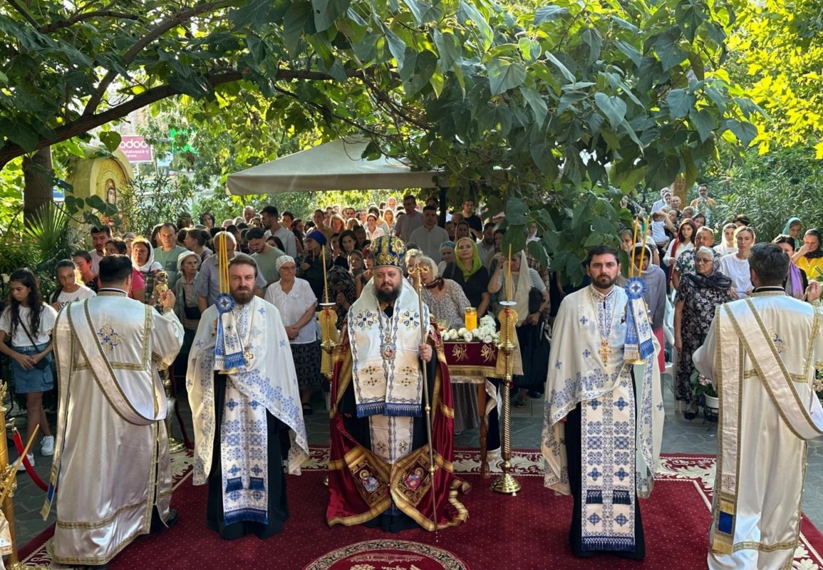 Cântare de preamărire adusă Maicii Domnului la Paraclisul Catedralei Naţionale 305953