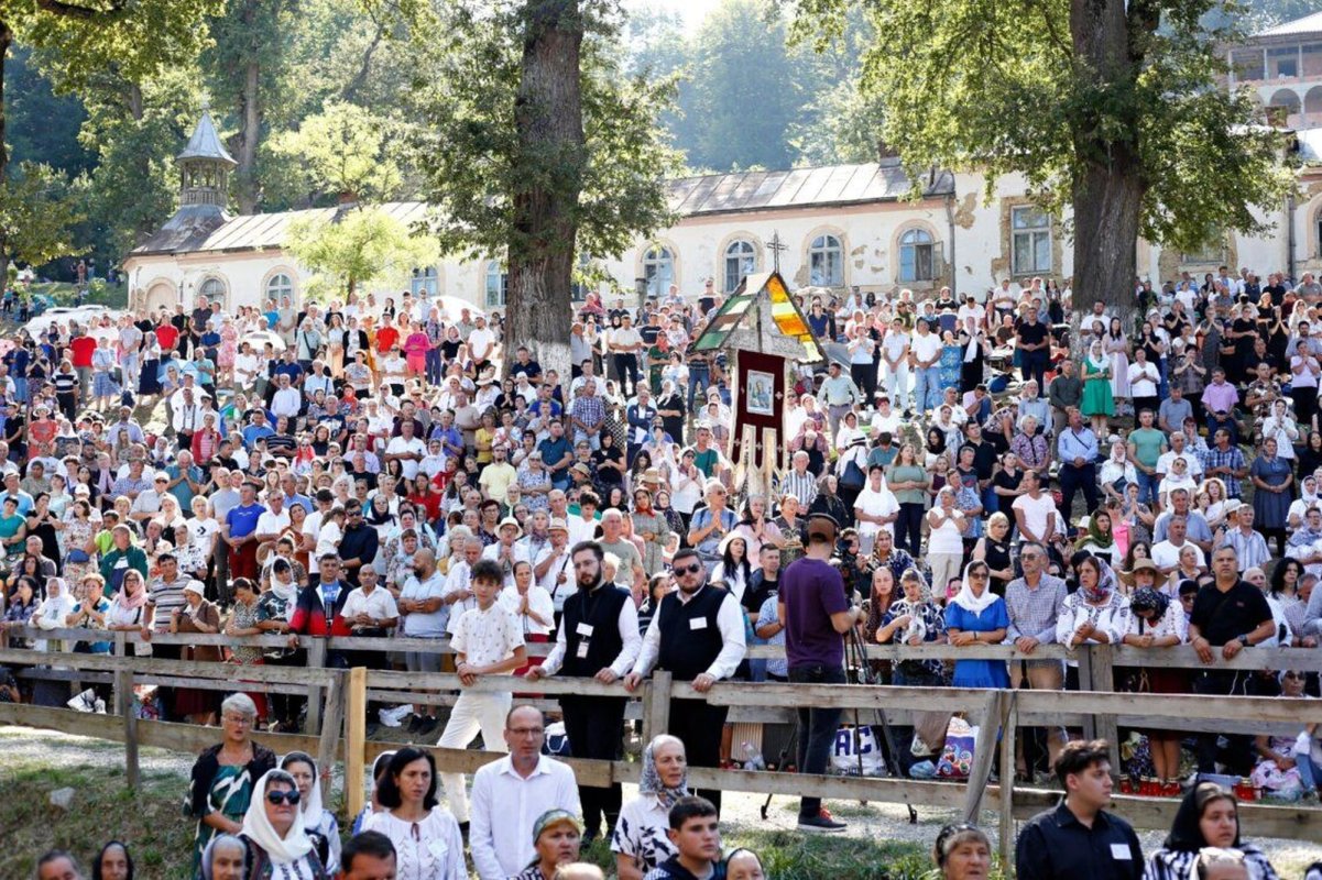 Zeci de mii de pelerini la Mănăstirea Nicula 306032