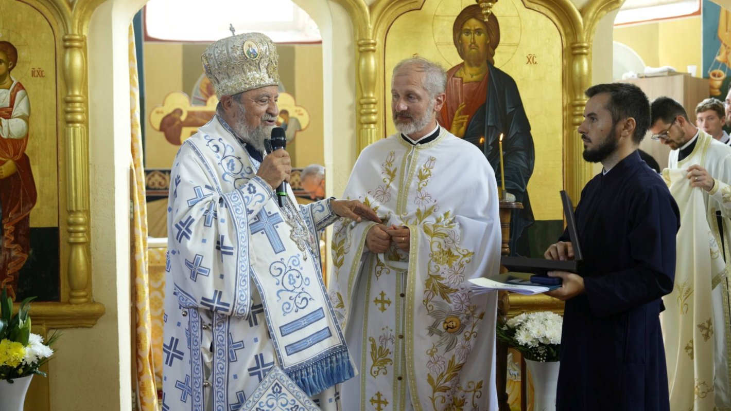Binecuvântare arhierească la biserica din Gura Văii, Braşov 306238