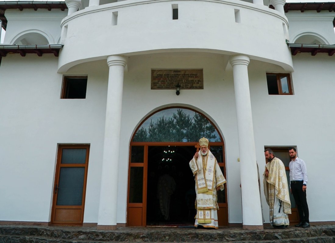 Binecuvântare la o mănăstire argeșeană 306270