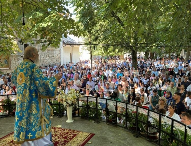 Cinstirea Adormirii Maicii Domnului la mănăstiri arădene 306292