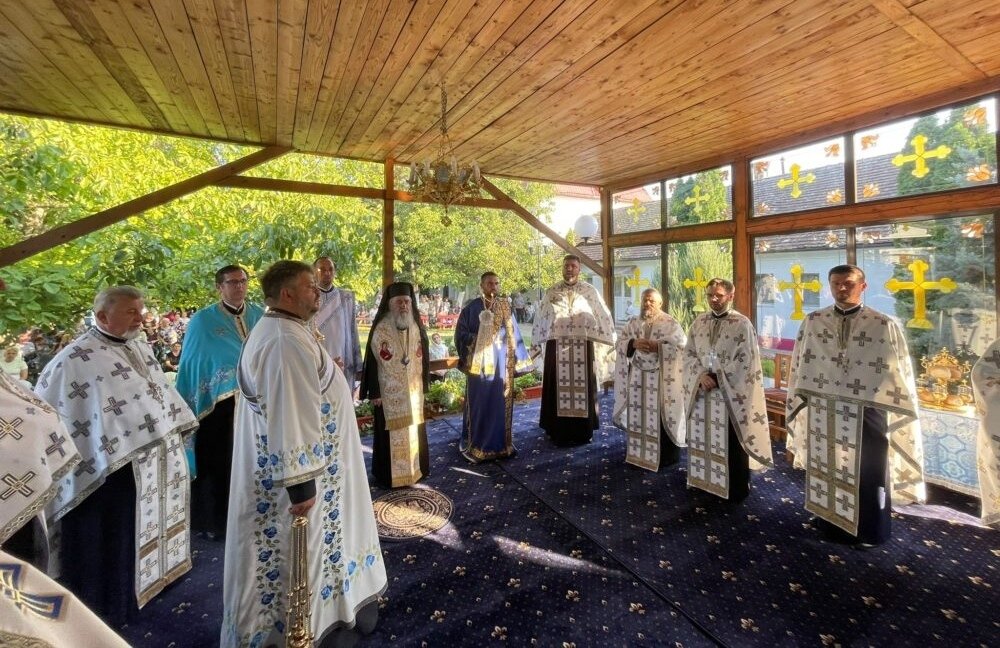 Cinstirea Adormirii Maicii Domnului la mănăstiri arădene 306293