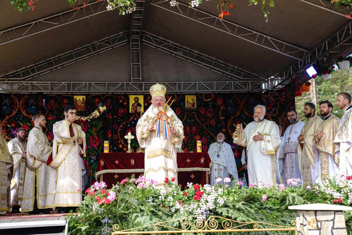 Sfințire de biserică în localitatea Dorna Candrenilor 306251