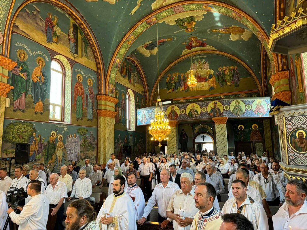 Biserica „Naşterea Maicii Domnului” din Măgura Ilvei a fost resfinţită de doi ierarhi 306366