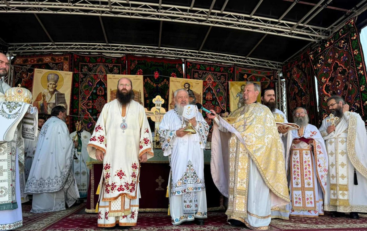 Biserica „Naşterea Maicii Domnului” din Măgura Ilvei a fost resfinţită de doi ierarhi 306367