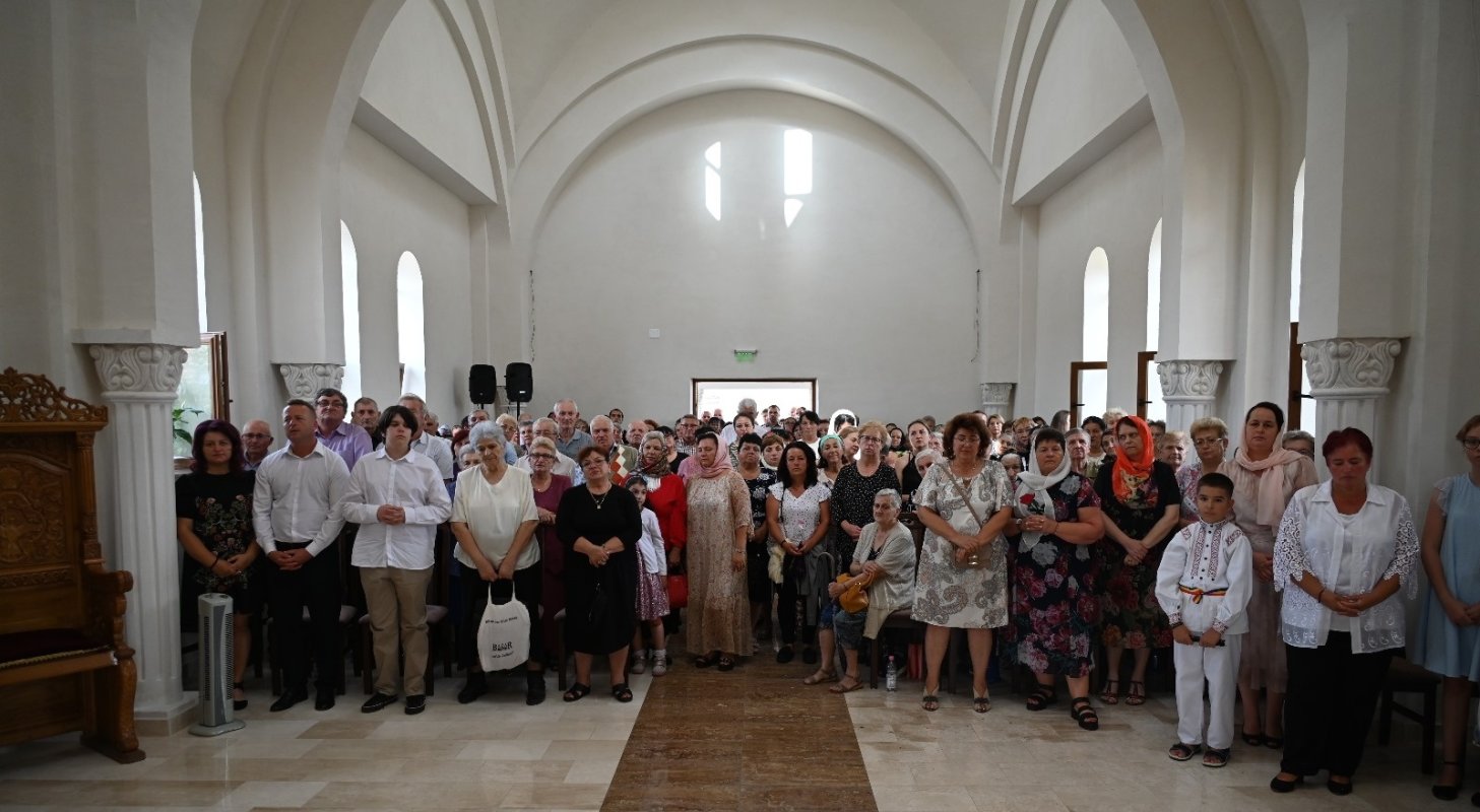 Dumnezeiască Liturghie în noua biserică a Parohiei Holod 306510