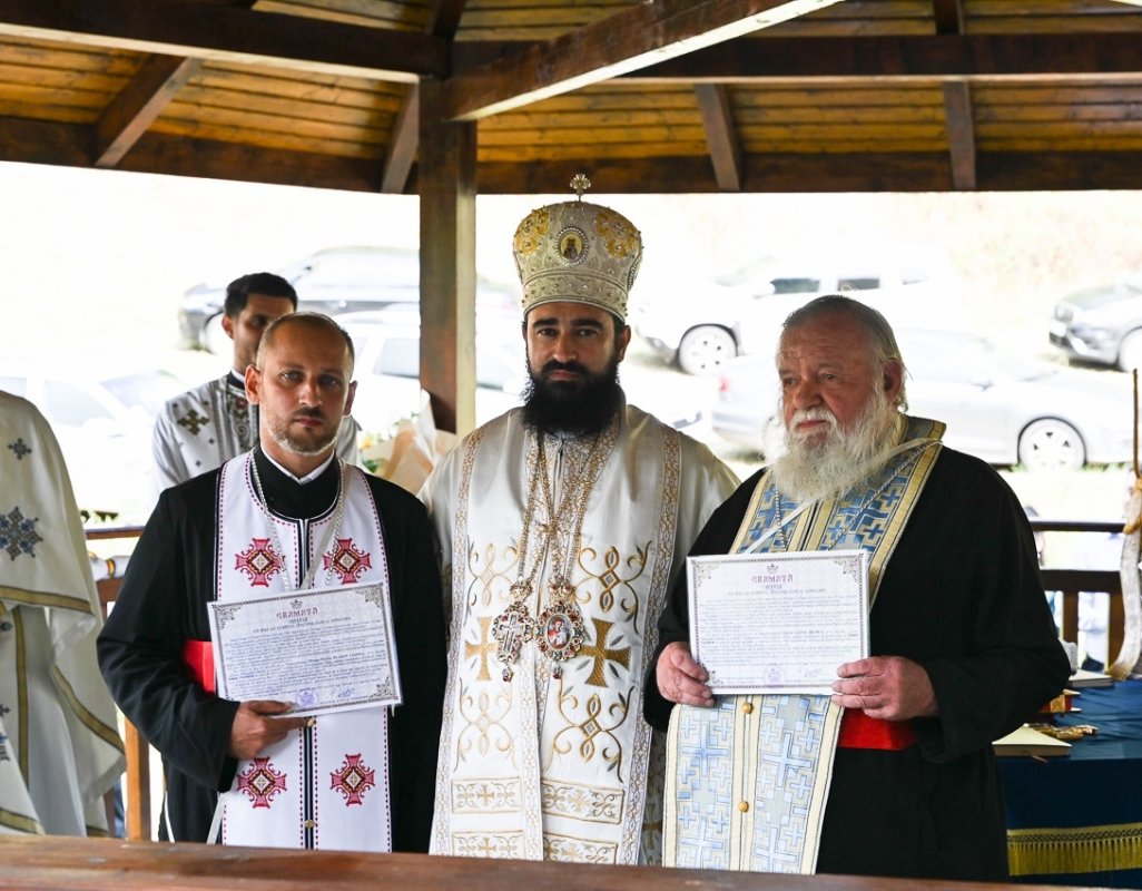 Slujirile ierarhilor hunedoreni în Duminica a 8-a după Rusalii 306514