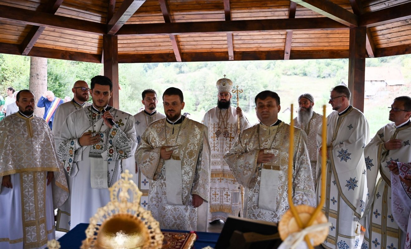 Slujirile ierarhilor hunedoreni în Duminica a 8-a după Rusalii 306515