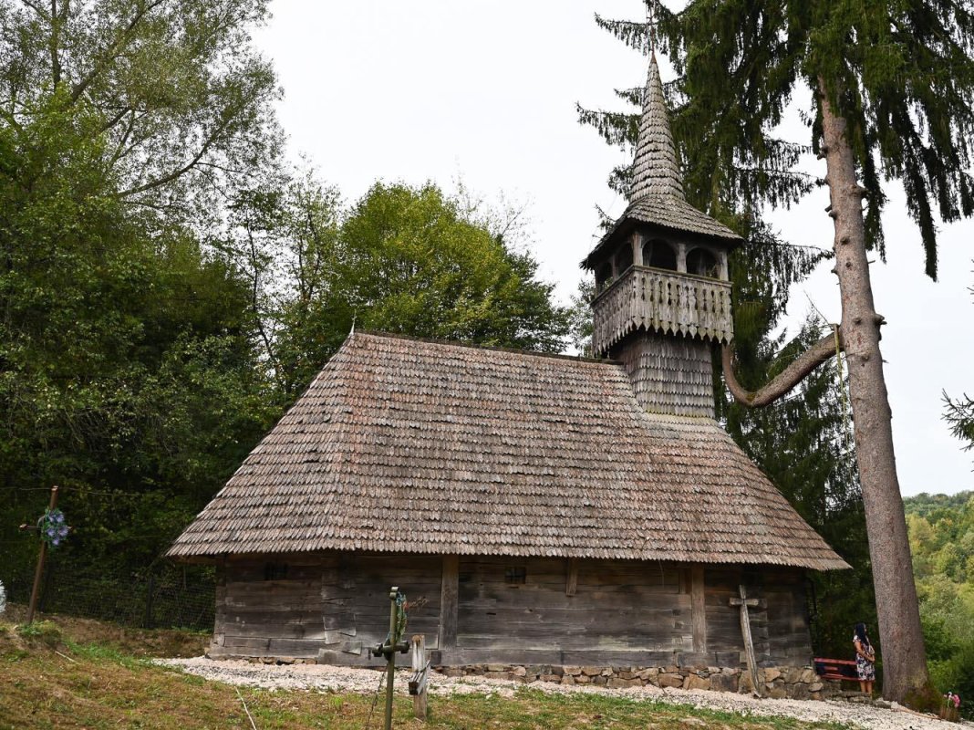 Slujirile ierarhilor hunedoreni în Duminica a 8-a după Rusalii 306516