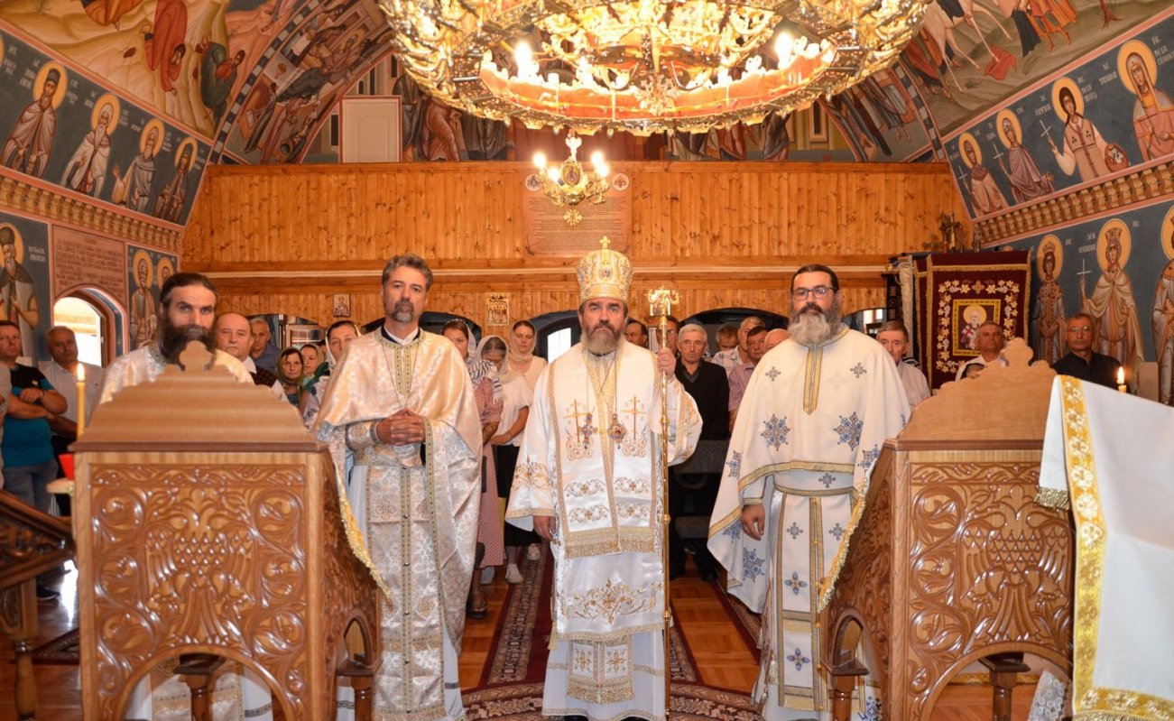Slujirile ierarhilor hunedoreni în Duminica a 8-a după Rusalii 306517