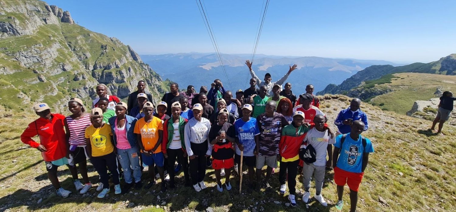 Tineri din Republica Kenya în vizită la Mănăstirea Peștera Ialomiței 306528