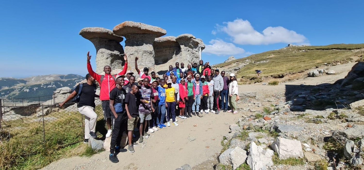 Tineri din Republica Kenya în vizită la Mănăstirea Peștera Ialomiței 306529