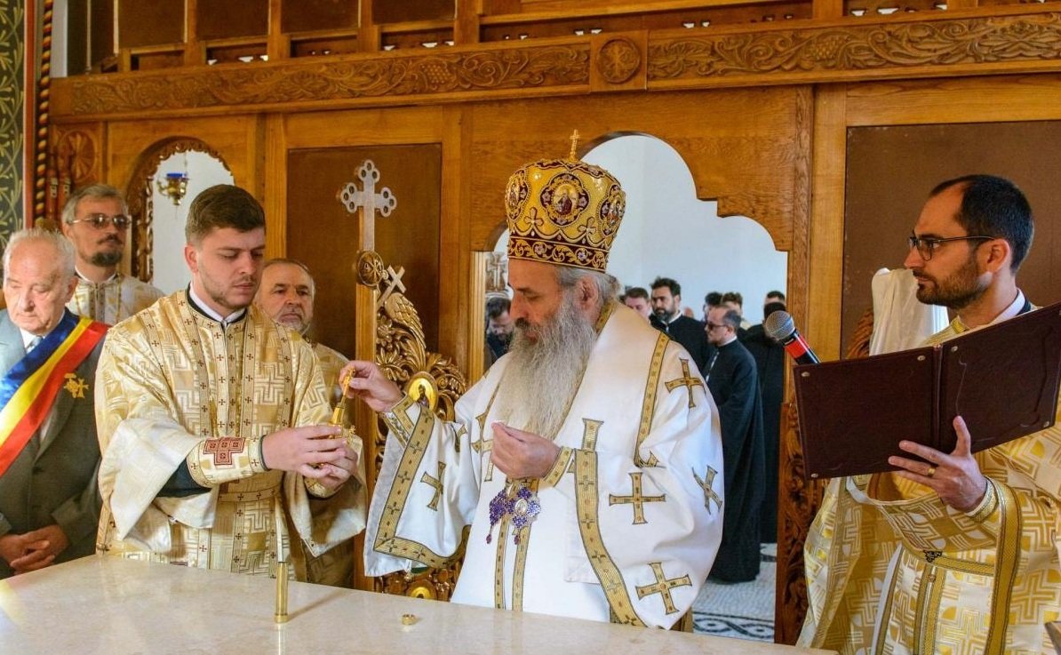 Veșmântul sfințeniei pentru o salbă de biserici din Moldova 306806