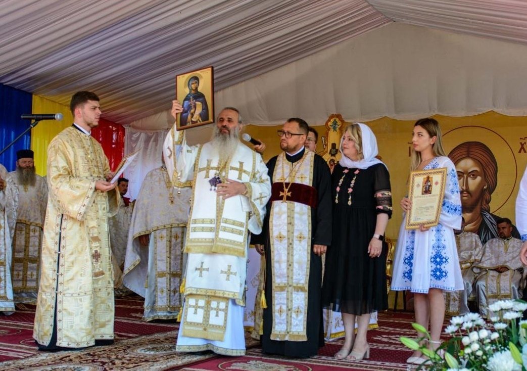 Veșmântul sfințeniei pentru o salbă de biserici din Moldova 306807