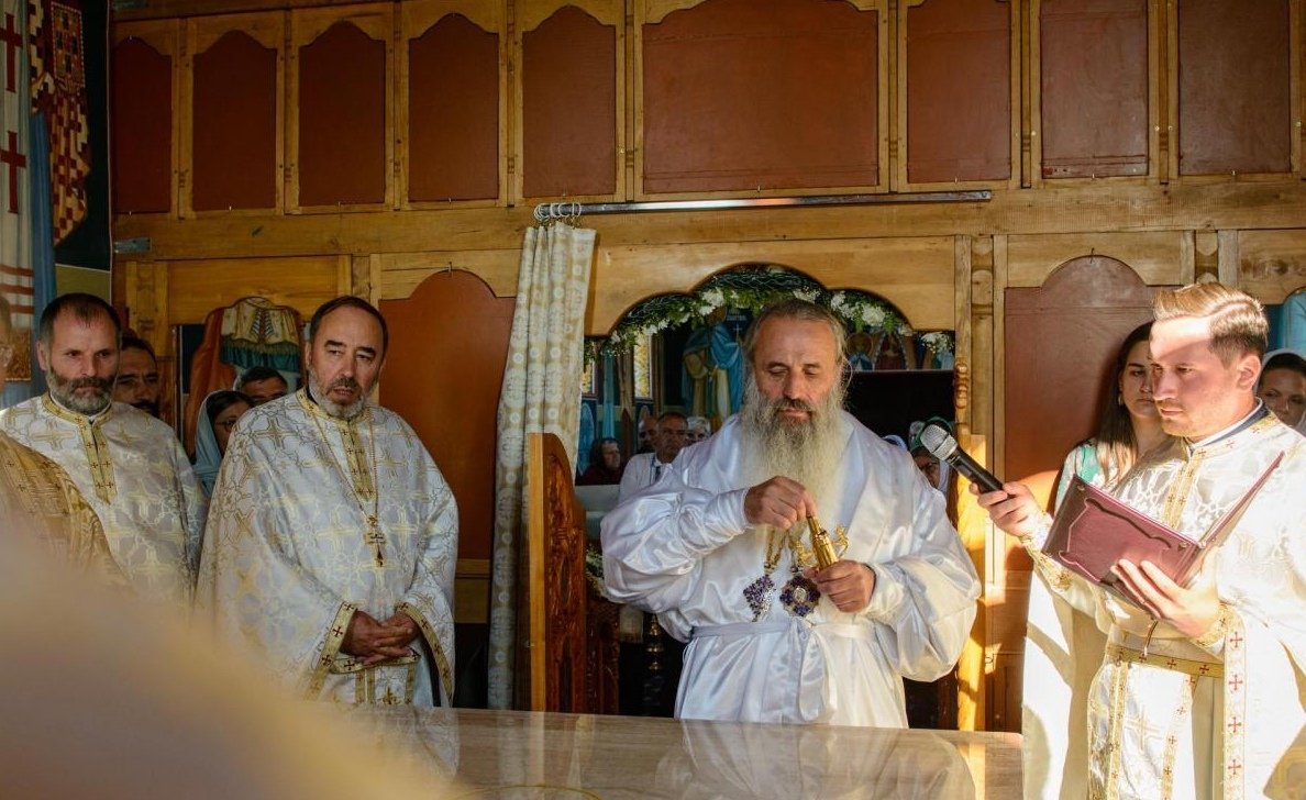 Veșmântul sfințeniei pentru o salbă de biserici din Moldova 306809