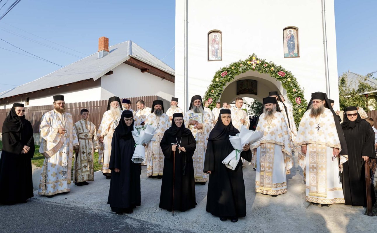 Hramurile Văratecului, lumină și bucurie sfântă 306836