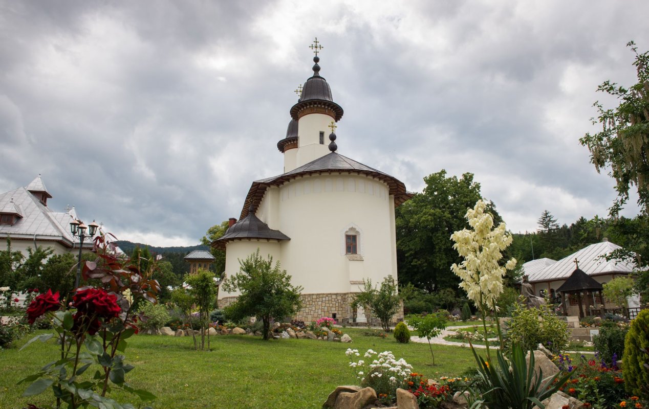 Hramurile Văratecului, lumină și bucurie sfântă 306837